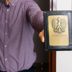 Mężczyzna w koszuli pokazuje legitymację z napisem "KOMORNIK". Czy komornik może zabrać świadczenie urlopowe?