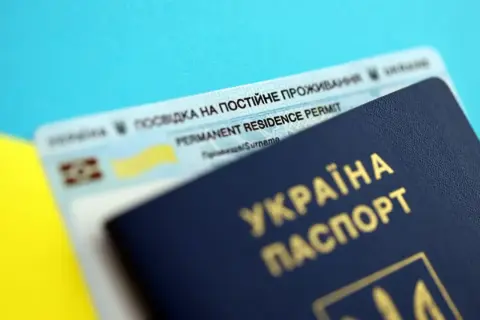 Ukraiński paszport i karta pobytu, dokumenty potrzebne do uzyskania statusu rezydenta podatkowego w Polsce.