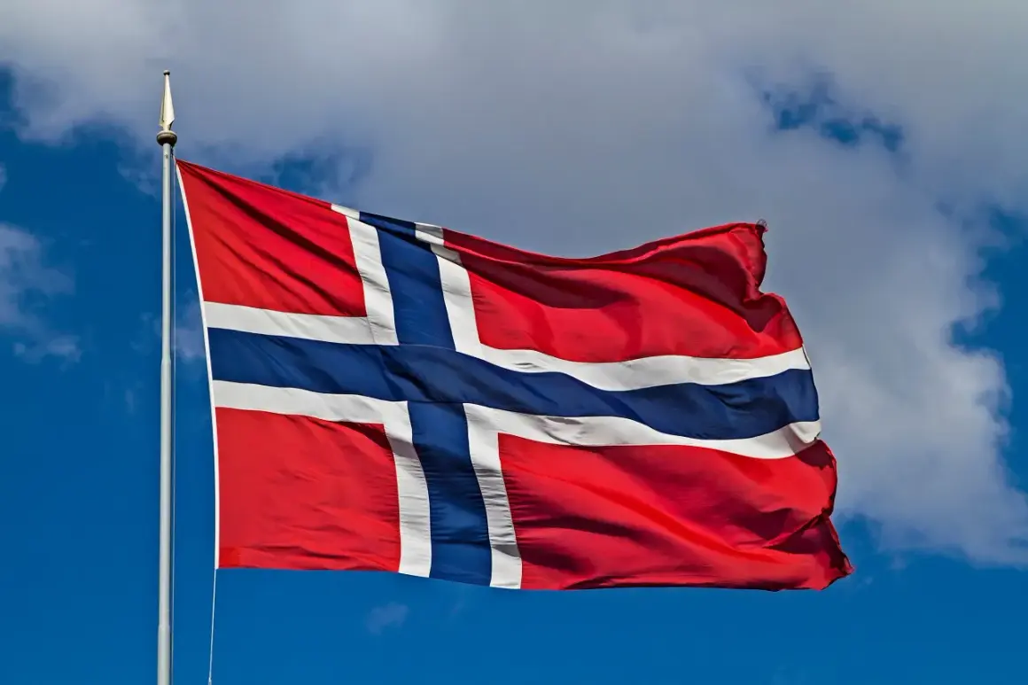 Norwegia praca dla kobiet: flaga powiewa na tle błękitnego nieba z chmurami.