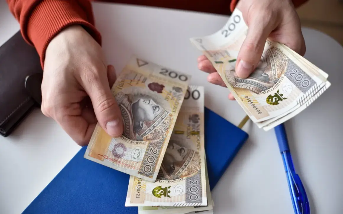 Ręce liczą banknoty 200 zł. Ile godzin nocnych w miesiącu można za nie opłacić?