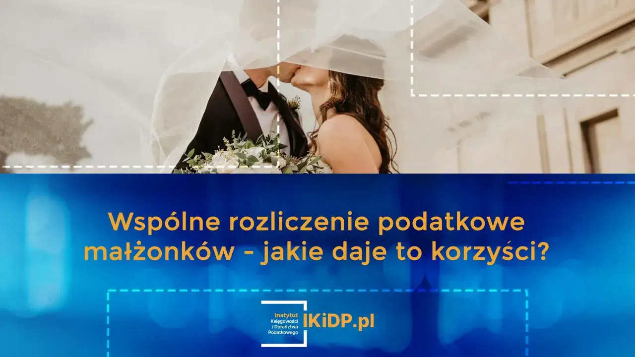 Para młoda całująca się pod welonem, z bukietem kwiatów.